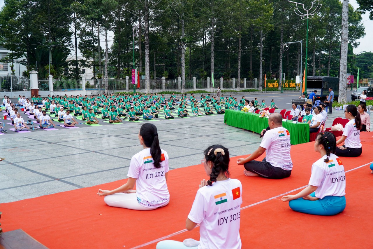 Ấn tượng với hơn 500 người tham gia đồng diễn tại Ngày quốc tế Yoga lần thứ 9 Ấn tượng với hơn 500 người tham gia đồng diễn tại Ngày quốc tế Yoga lần thứ 9
