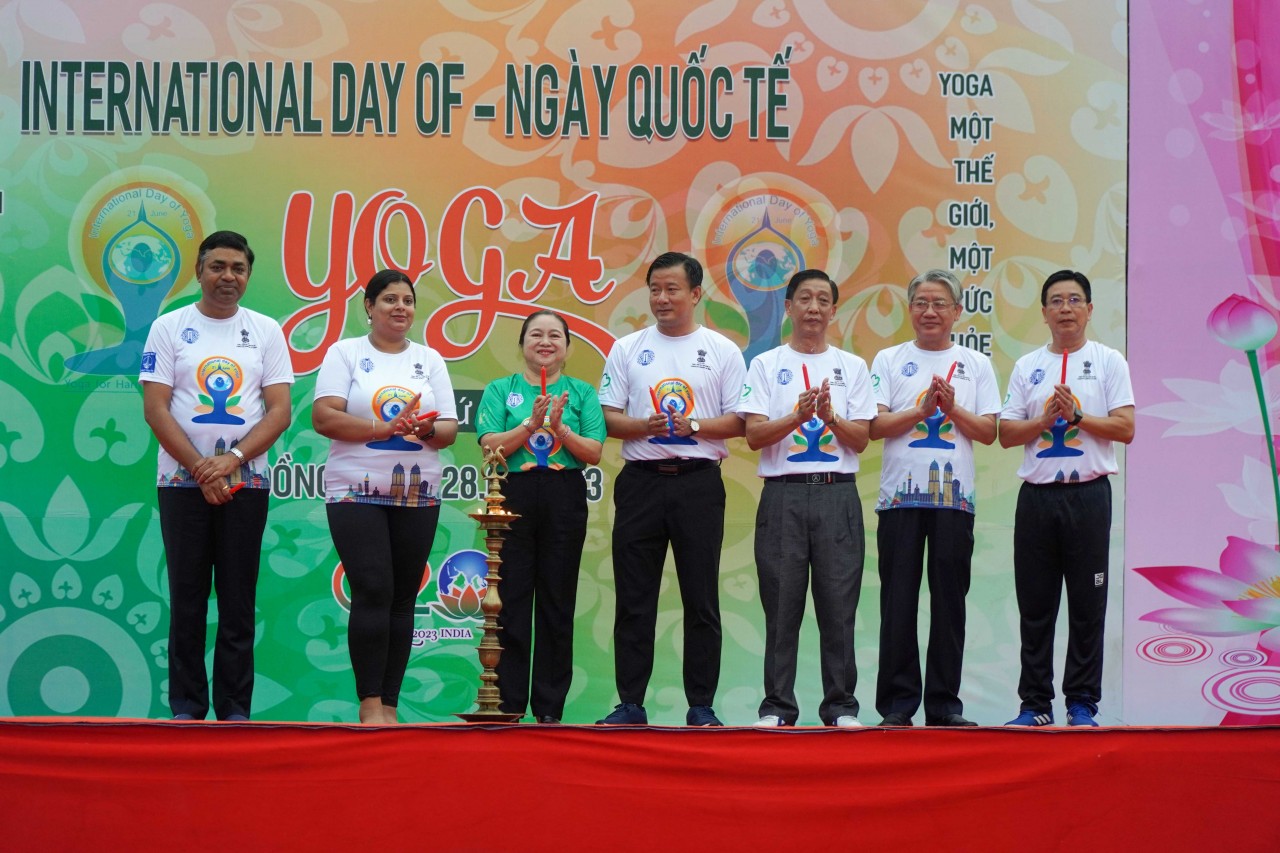 Ấn tượng với hơn 500 người tham gia đồng diễn tại Ngày quốc tế Yoga lần thứ 9 Ấn tượng với hơn 500 người tham gia đồng diễn tại Ngày quốc tế Yoga lần thứ 9