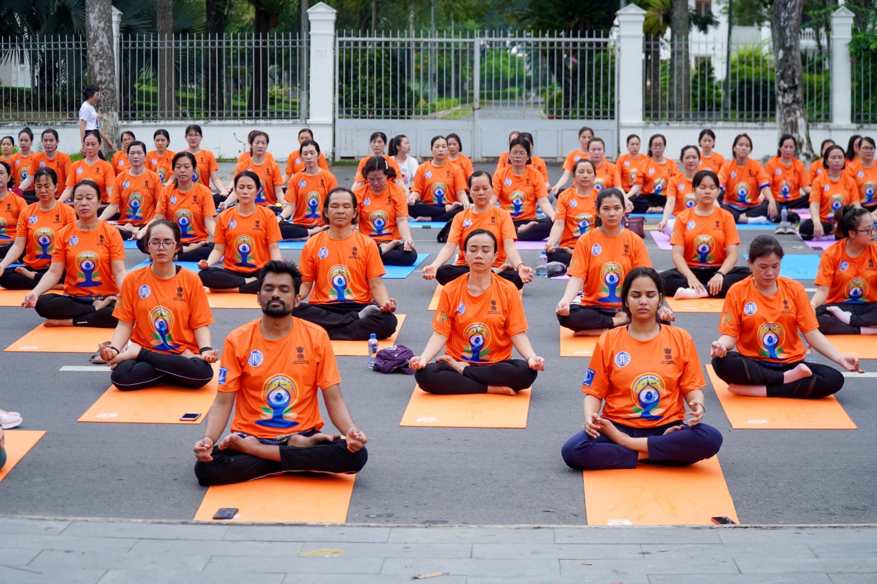 Ấn tượng với hơn 500 người tham gia đồng diễn tại Ngày quốc tế Yoga lần thứ 9 Ấn tượng với hơn 500 người tham gia đồng diễn tại Ngày quốc tế Yoga lần thứ 9