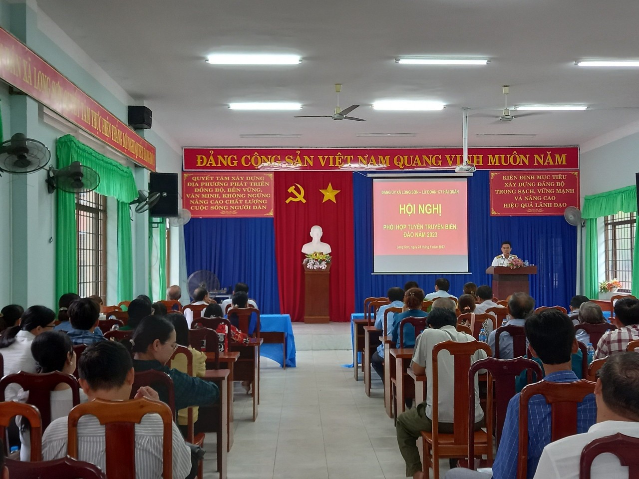 Lữ đoàn 171 tuyên truyền biển đảo tại xã Long Sơn, thành phố Vũng Tàu
