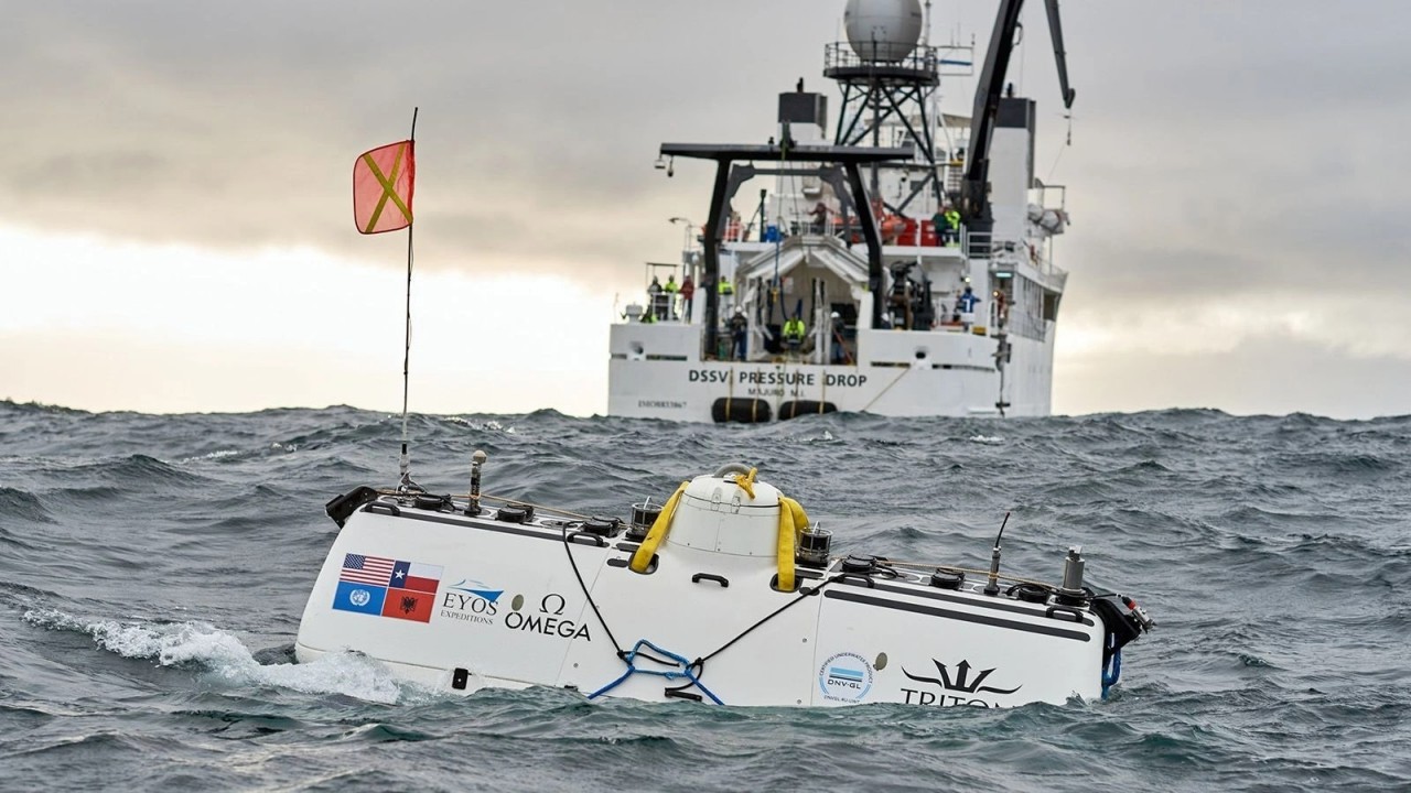 Tàu lặn DSV Limiting Factor nổi gần tàu thám hiểm DSSV Pressure Drop phía trên Rãnh Mariana của Thái Bình Dương (Ảnh: Reuters)