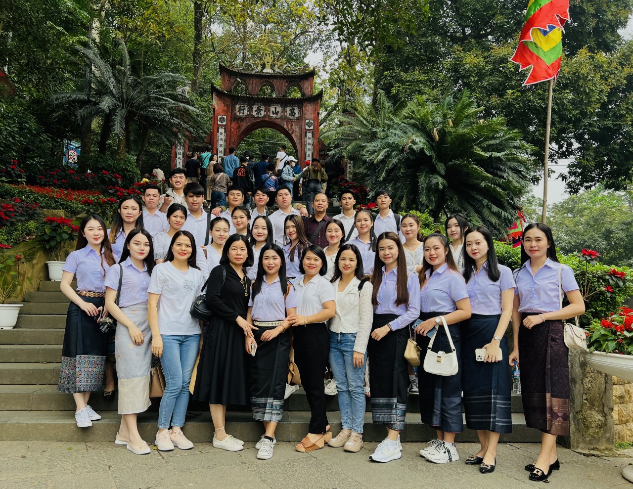 Liên hiệp các tổ chức hữu nghị tỉnh Yên Bái phối hợp với Trường Cao đẳng Yên Bái và Trường Cao đẳng Nghê Yên Bái tổ chức chuyến tham quan tại tỉnh Phú Thọ cho 25 em lưu học sinh Lào đang học tập tại tỉnh Yên Bái.