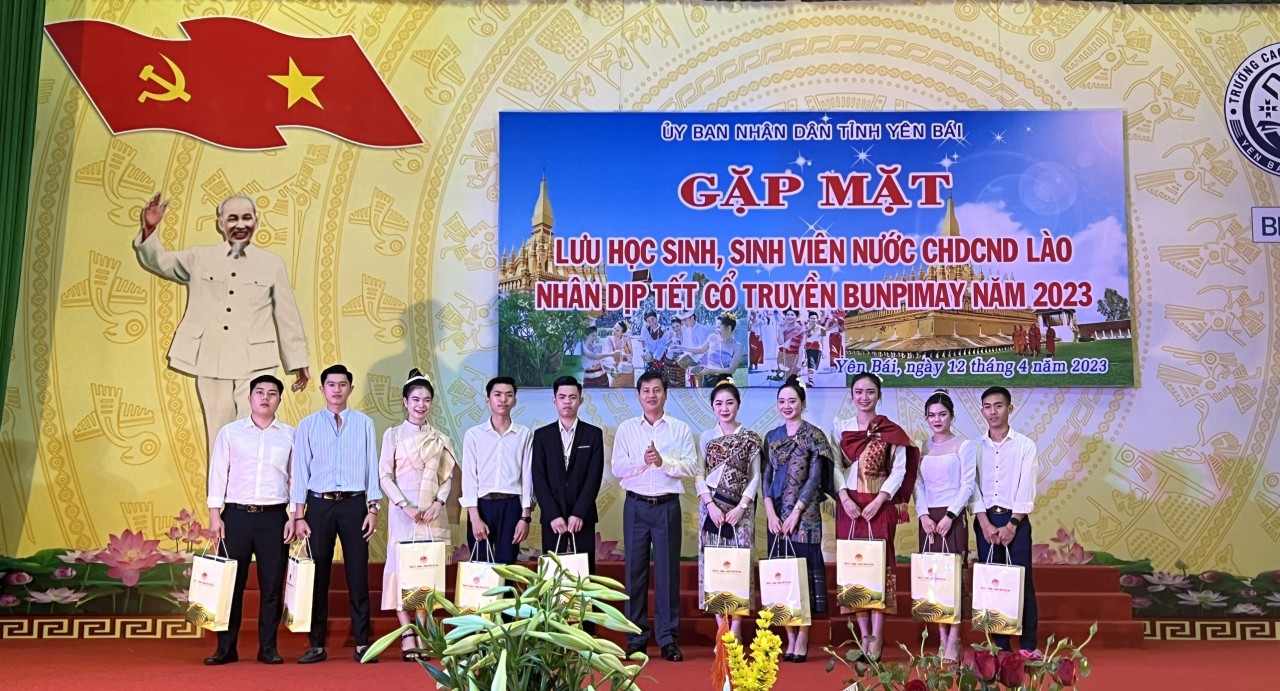 Đồng chí Ngô Hạnh Phúc - Phó Chủ tịch UBND tỉnh, Chủ tịch Liên hiệp các tổ chức hữu nghị tỉnh Yên Bái trao quà cho các em lưu học sinh, sinh viên Lào nhân dịp Tết cổ truyền Bunpimay 2023