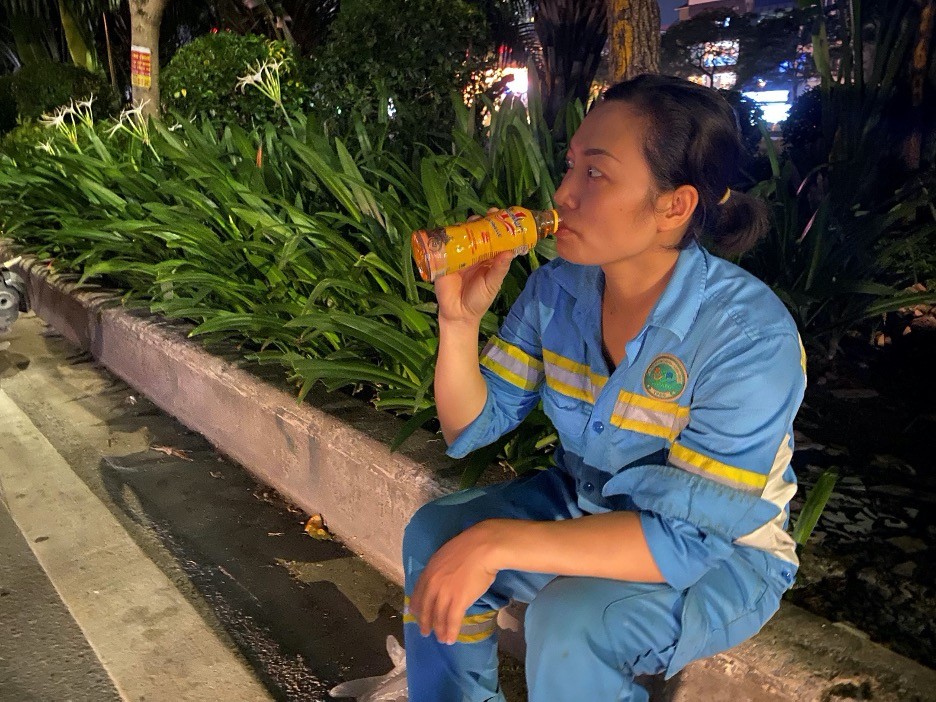Sự vất vả và áp lực của công việc vệ sinh môi trường không phải ai cũng biết.