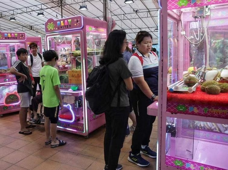 Máy gắp sầu riêng tại Singapore. Ảnh: GIN TAY