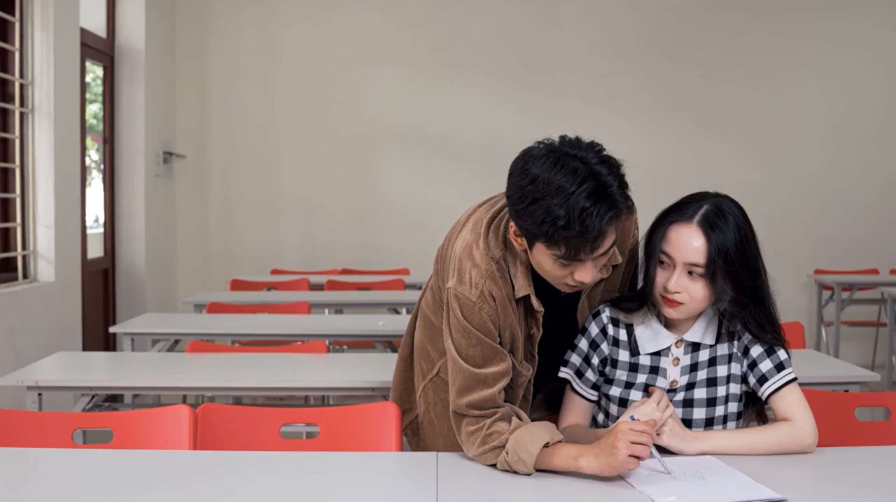 Khoảnh khắc hẹn hò vui vẻ của nam chính và nữ chính gợi không ít kỷ niệm của sinh viên năm cuối về mối tình thanh xuân vườn trường. Khoảnh khắc hẹn hò vui vẻ của nam chính và nữ chính gợi không ít kỷ niệm của sinh viên năm cuối về mối tình thanh xuân vườn trường.