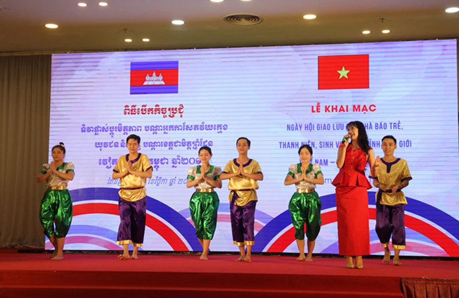 Ngày hội giao lưu các nhà báo trẻ, thanh niên, sinh viên các tỉnh biên giới Việt Nam - Campuchia năm 2019 tại tỉnh Tây Ninh và TP.HCM (Ảnh: VietNamNet). Ngày hội giao lưu các nhà báo trẻ, thanh niên, sinh viên các tỉnh biên giới Việt Nam - Campuchia năm 2019 tại tỉnh Tây Ninh và TP.HCM (Ảnh: VietNamNet).