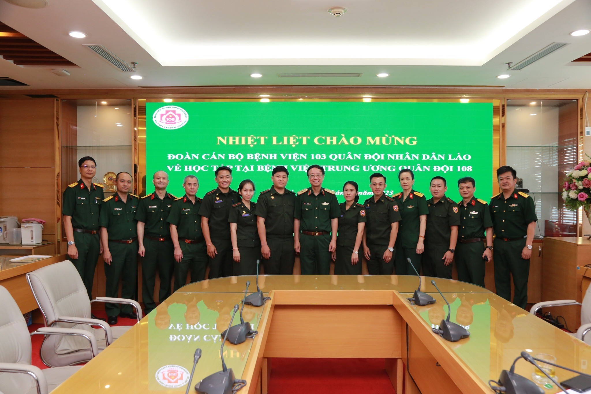 Thiếu tướng GS.TS.TTƯT Lâm Khánh - Phó Giám đốc Bệnh viện chụp ảnh lưu niệm cùng chỉ huy các Phòng, Khoa, Ban và đoàn quân y Bệnh viện TWQĐ 103 Lào