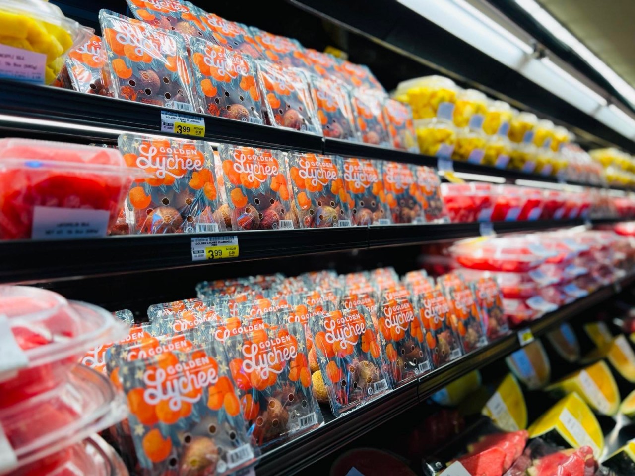 Vải thiều Việt Nam có giá bán 3,99 USD/pint (0,47 kg) tại ngăn mát của siêu thị Safeway (Ảnh: Chi nhánh Thương vụ của Việt Nam tại San Francisco).