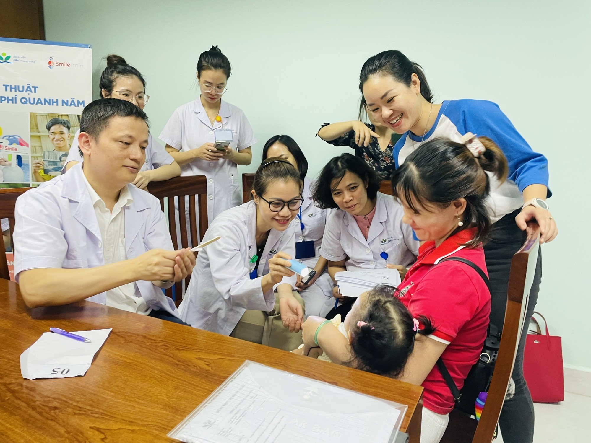 một bệnh nhi bị dị tật khe hở môi - vòm miệng đến thăm khám sáng 5/7.