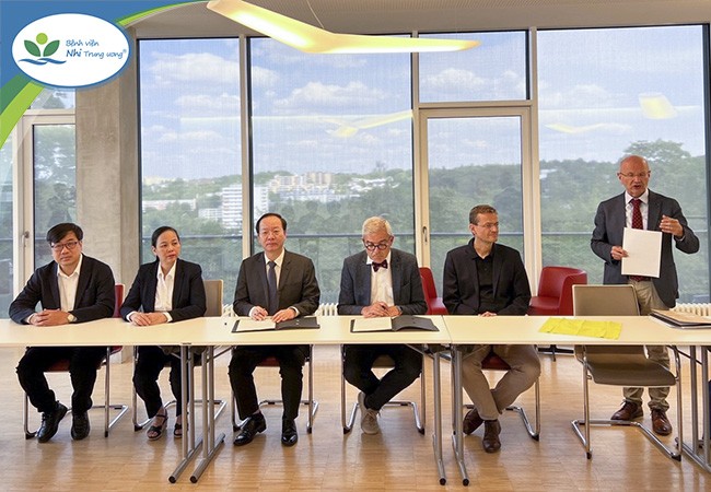Đoàn công tác Bệnh viện Nhi Trung Ương và Đại diện lãnh đạo Bệnh viện Đại học Wurzburg (Ảnh: Bệnh viện Nhi Trung ương).