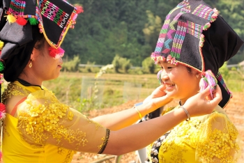 chiec khan pieu trong doi song van hoa dan toc thai lai chau