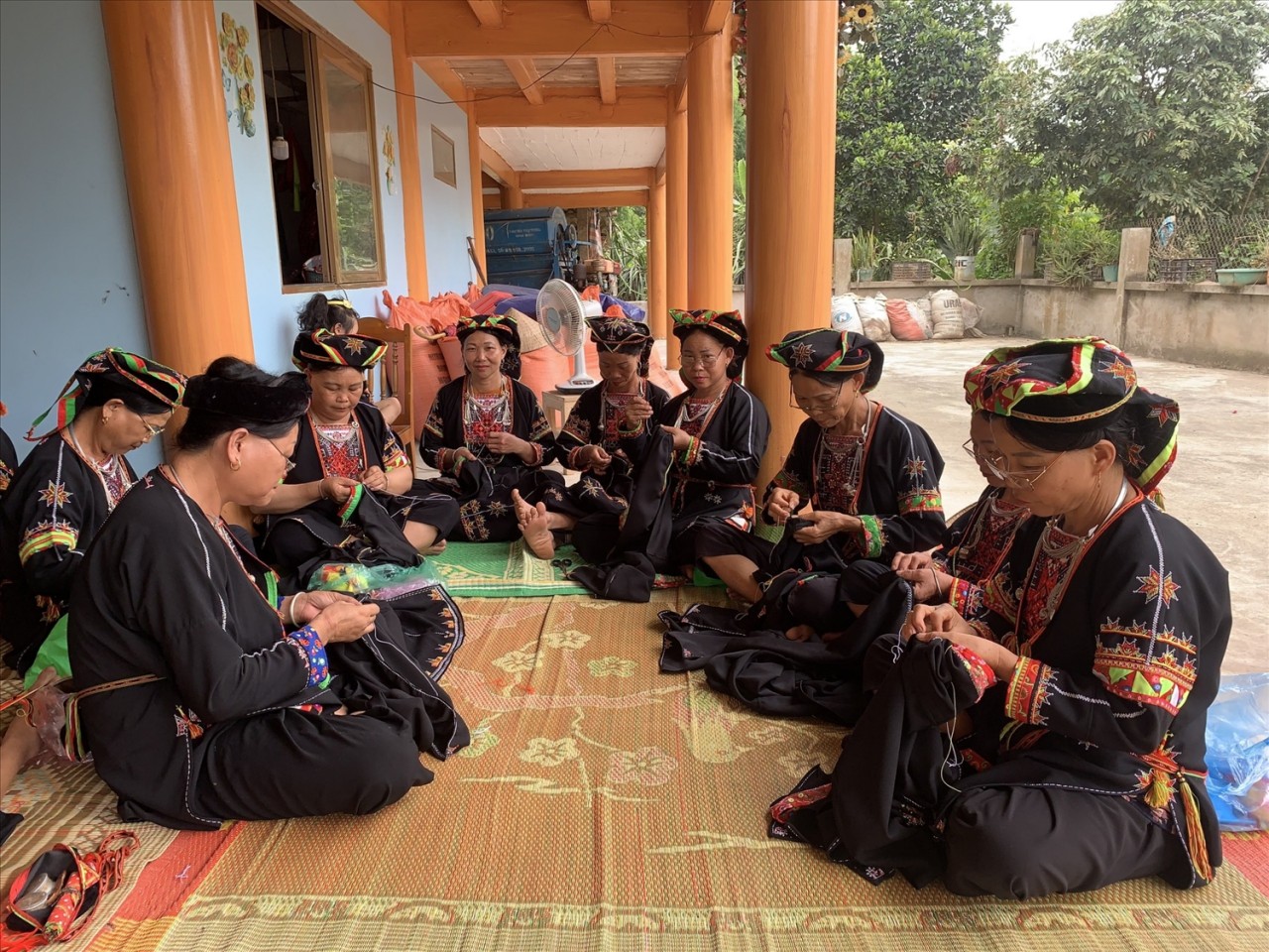 Người tạo nên sức sống mới cho thổ cẩm dân tộc Dao