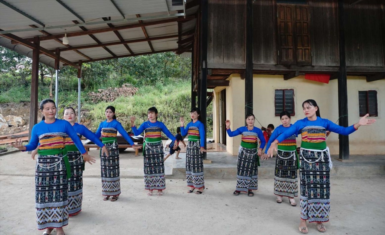 Giữ nhịp xòe trên quê hương mới
