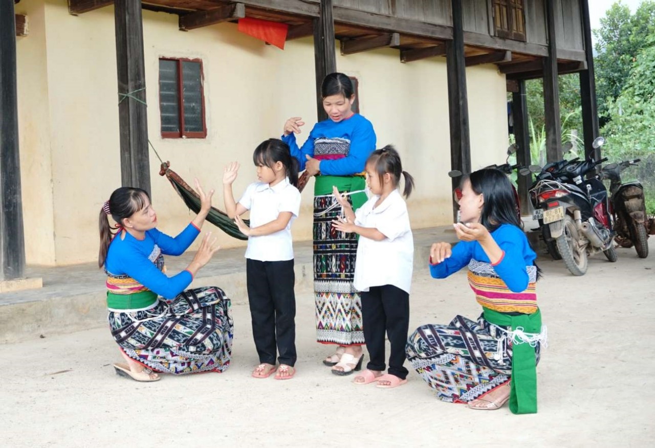 Giữ nhịp xòe trên quê hương mới