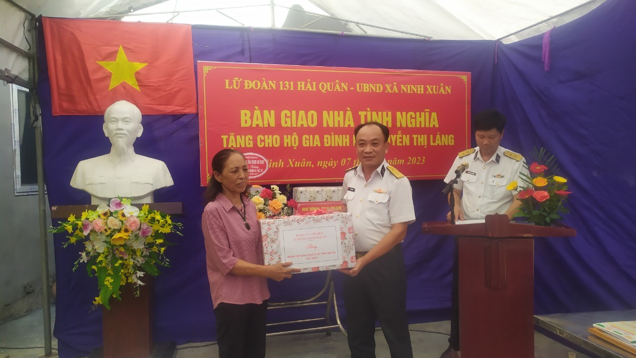 Lữ đoàn 131 Hải quân bàn giao nhà tình nghĩa tại Ninh Bình