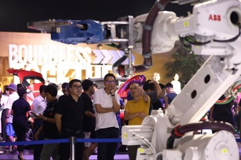 khach viet thich thu voi canh tay robot vinfast nhun nhay theo nhac