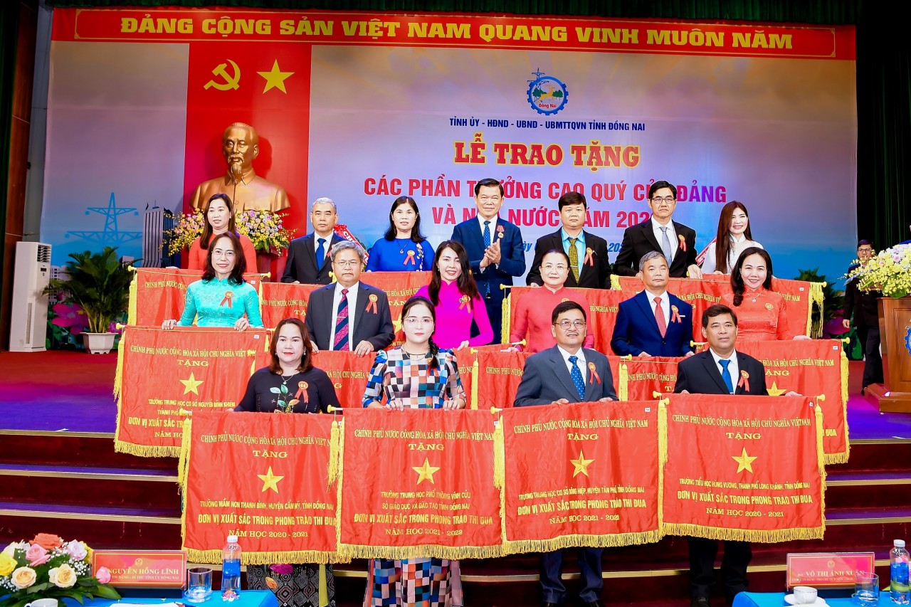 Liên hiệp các tổ chức hữu nghị tỉnh Đồng Nai được trao tặng cờ thi đua Chính phủ