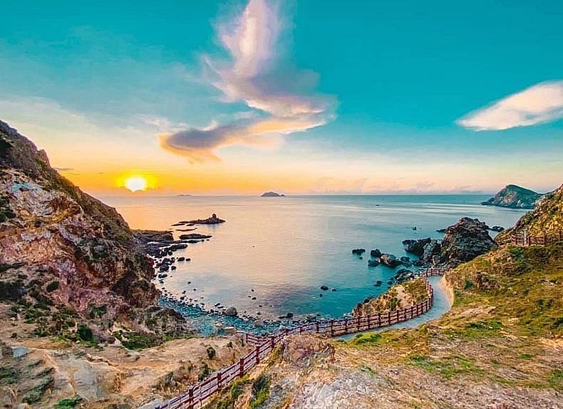 Nếu du khách muốn rời xa nhịp sống ở trung tâm thành phố, Eo Gió sẽ là điểm đến lý tưởng bởi sự hoang sơ, yên bình nhưng cũng đầy thú vị. Cái tên “Eo Gió” bắt nguồn từ “eo biển hút gió” bởi hình dạng núi ôm biển, cong như cánh cung hứng gió tuyệt đẹp. Nếu du khách muốn rời xa nhịp sống ở trung tâm thành phố, Eo Gió sẽ là điểm đến lý tưởng bởi sự hoang sơ, yên bình nhưng cũng đầy thú vị. Cái tên “Eo Gió” bắt nguồn từ “eo biển hút gió” bởi hình dạng núi ôm biển, cong như cánh cung hứng gió tuyệt đẹp.