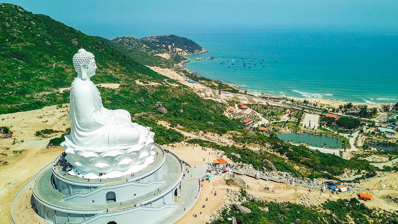 Nếu là một người yêu thích du lịch tâm linh, quần thể du lịch sinh thái và tâm linh Linh Phong, xã Cát Tiến, huyện Phù Cát, Bình Định sẽ là điểm dừng chân không thể bỏ qua. Điểm nhấn ở nơi đây là tượng Thích ca Mâu ni Phật với chiều cao 69m ở lưng chừng núi. Tượng Đức phật ngự trên tòa sen ở độ cao 129 m so với mặt nước biển được mệnh danh là tượng phật ngồi cao nhất Đông Nam Á. Nếu là một người yêu thích du lịch tâm linh, quần thể du lịch sinh thái và tâm linh Linh Phong, xã Cát Tiến, huyện Phù Cát, Bình Định sẽ là điểm dừng chân không thể bỏ qua. Điểm nhấn ở nơi đây là tượng Thích ca Mâu ni Phật với chiều cao 69m ở lưng chừng núi. Tượng Đức phật ngự trên tòa sen ở độ cao 129 m so với mặt nước biển được mệnh danh là tượng phật ngồi cao nhất Đông Nam Á.