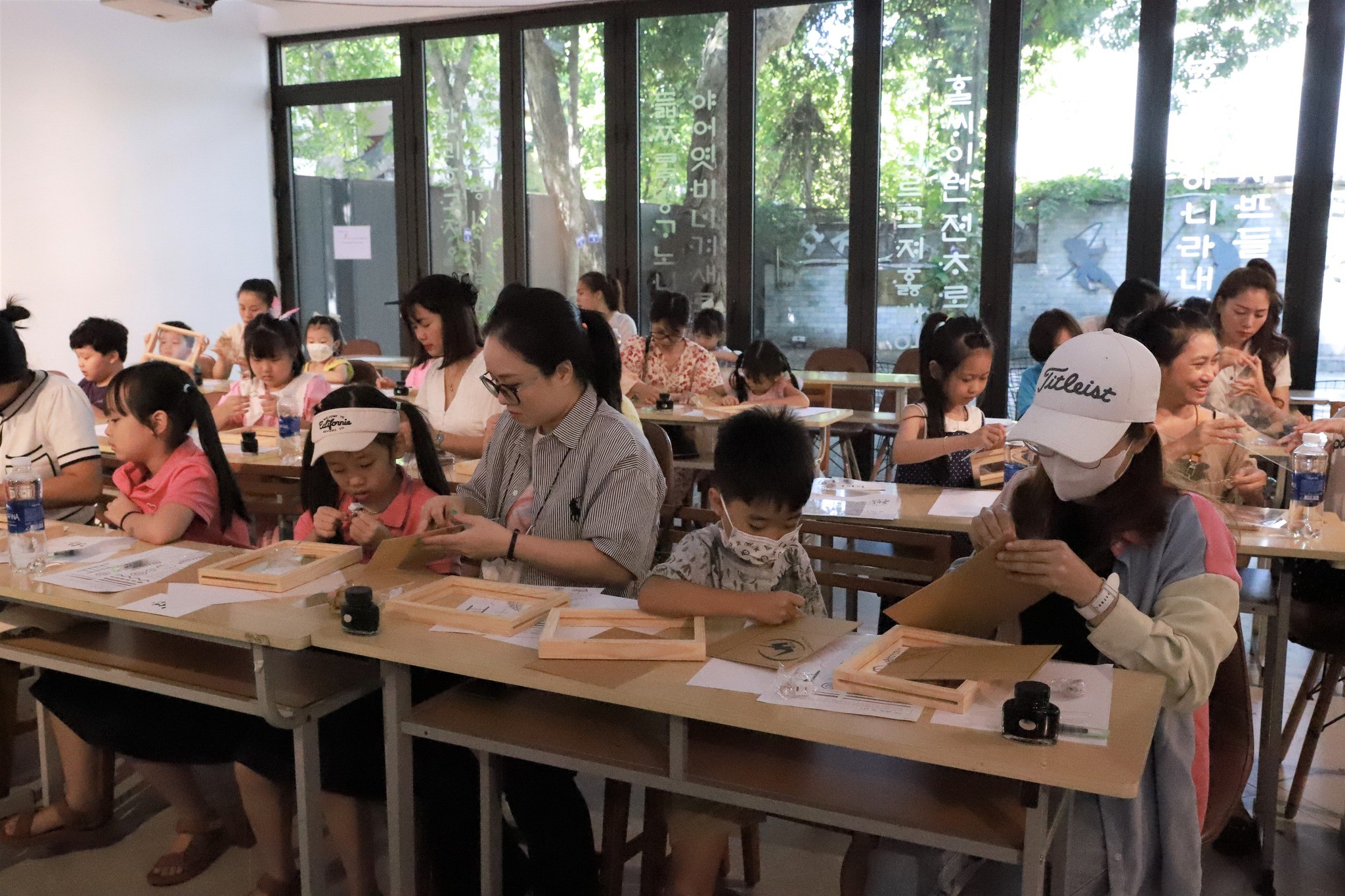 Các gia đình đa văn hóa Việt - Hàn trải nghiệm viết thư pháp Hàn Quốc Các gia đình đa văn hóa Việt - Hàn trải nghiệm viết thư pháp Hàn Quốc