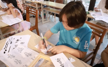 Các gia đình đa văn hóa Việt - Hàn trải nghiệm viết thư pháp Hàn Quốc