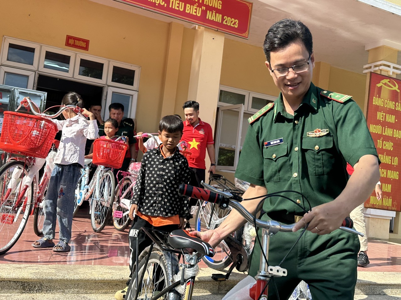 Trao giếng nước sạch và điện thắp sáng cho xã vùng biên Thượng Trạch (Quảng Bình)