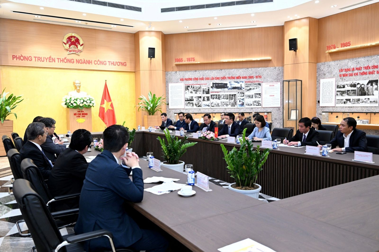 Bộ trưởng Bộ Công Thương Nguyễn Hồng Diên tiếp Trưởng Ban Nghiên cứu Chính sách Đảng Dân chủ tự do Nhật Bản (Ảnh: moit.gov.vn).