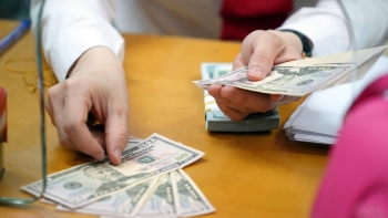 Đồng USD xuống đáy 3 tuần, giá vàng đi ngang chờ dữ liệu lạm phát