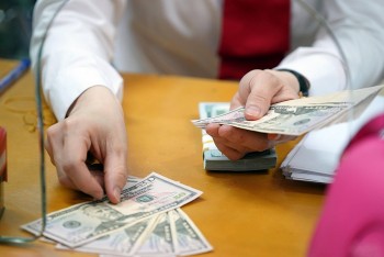 Đồng USD xuống đáy 3 tuần, giá vàng đi ngang chờ dữ liệu lạm phát