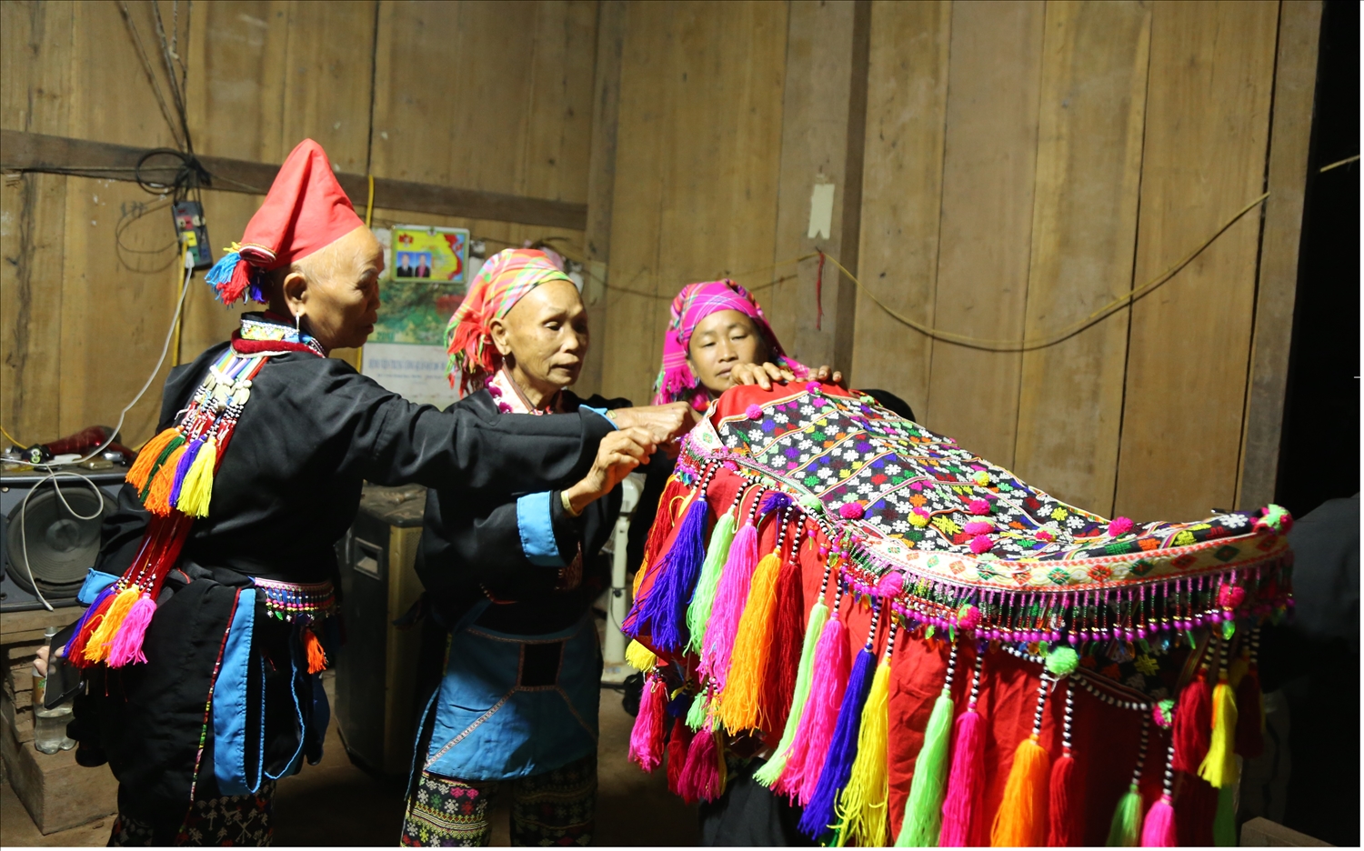 Các bà, các mẹ chỉnh trang cho cô dâu
