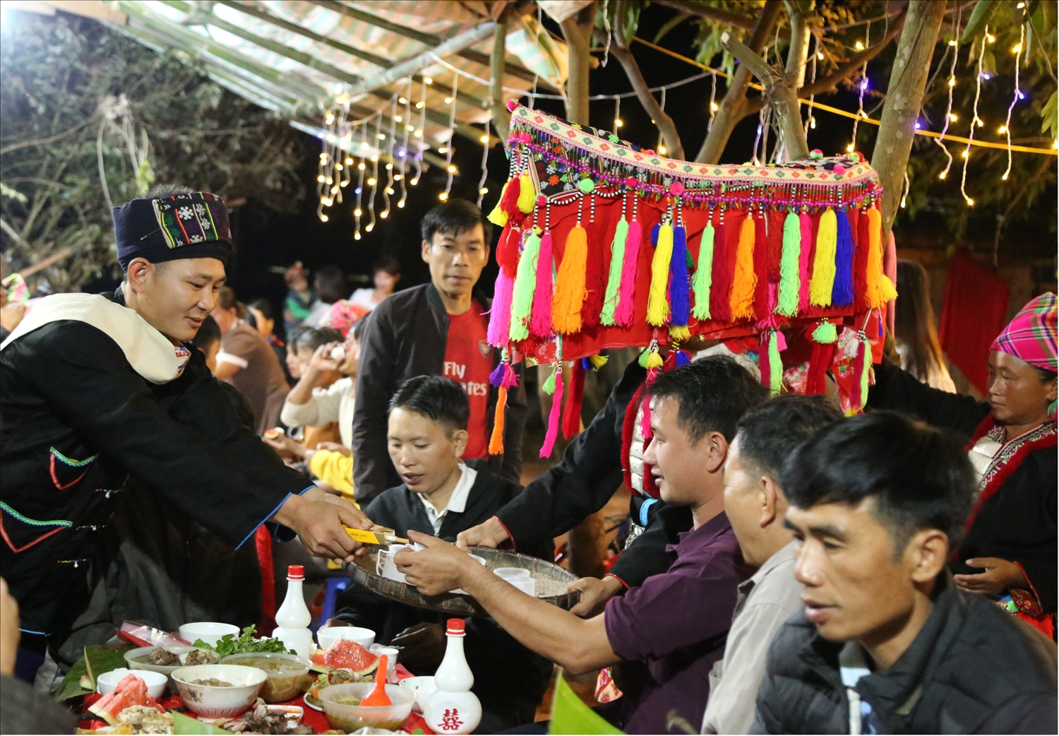 Sau khi xong các phần nghi lễ vào buổi sang, bữa tối cô dâu và chú rể đi mời thuốc, mời nước, mời rượu và đồ ăn đến từng vị khách.