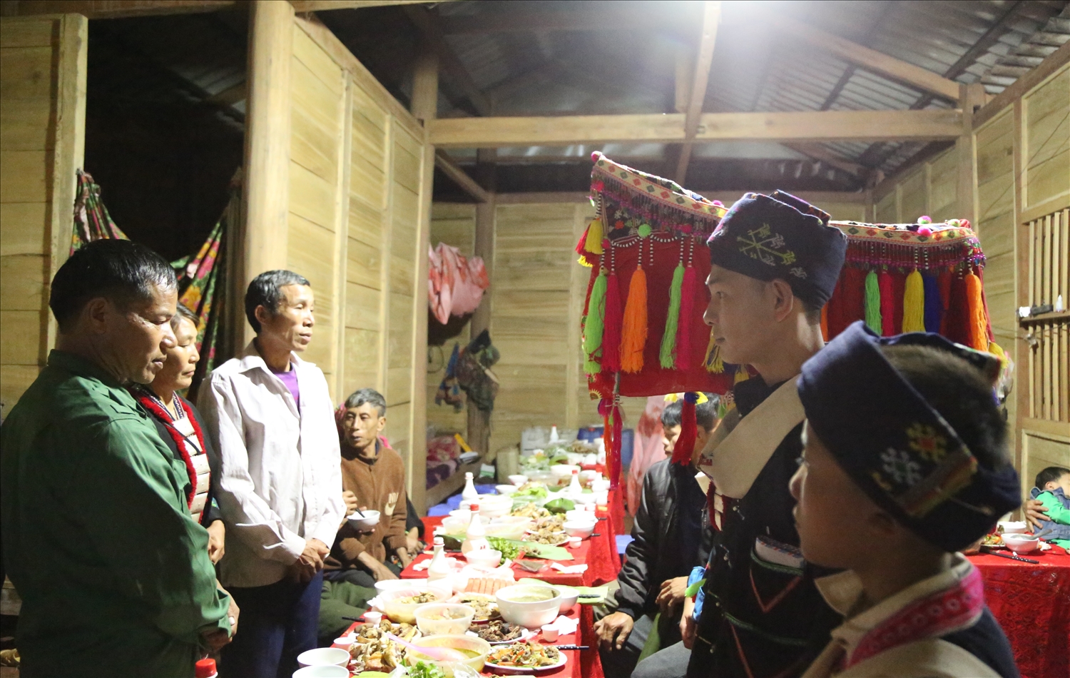 Đại diện gia đình nhà trai cùng chủ sự lễ cưới dặn dò con dâu, con trai những điều cần làm, cần tránh khi chung sống với nhau