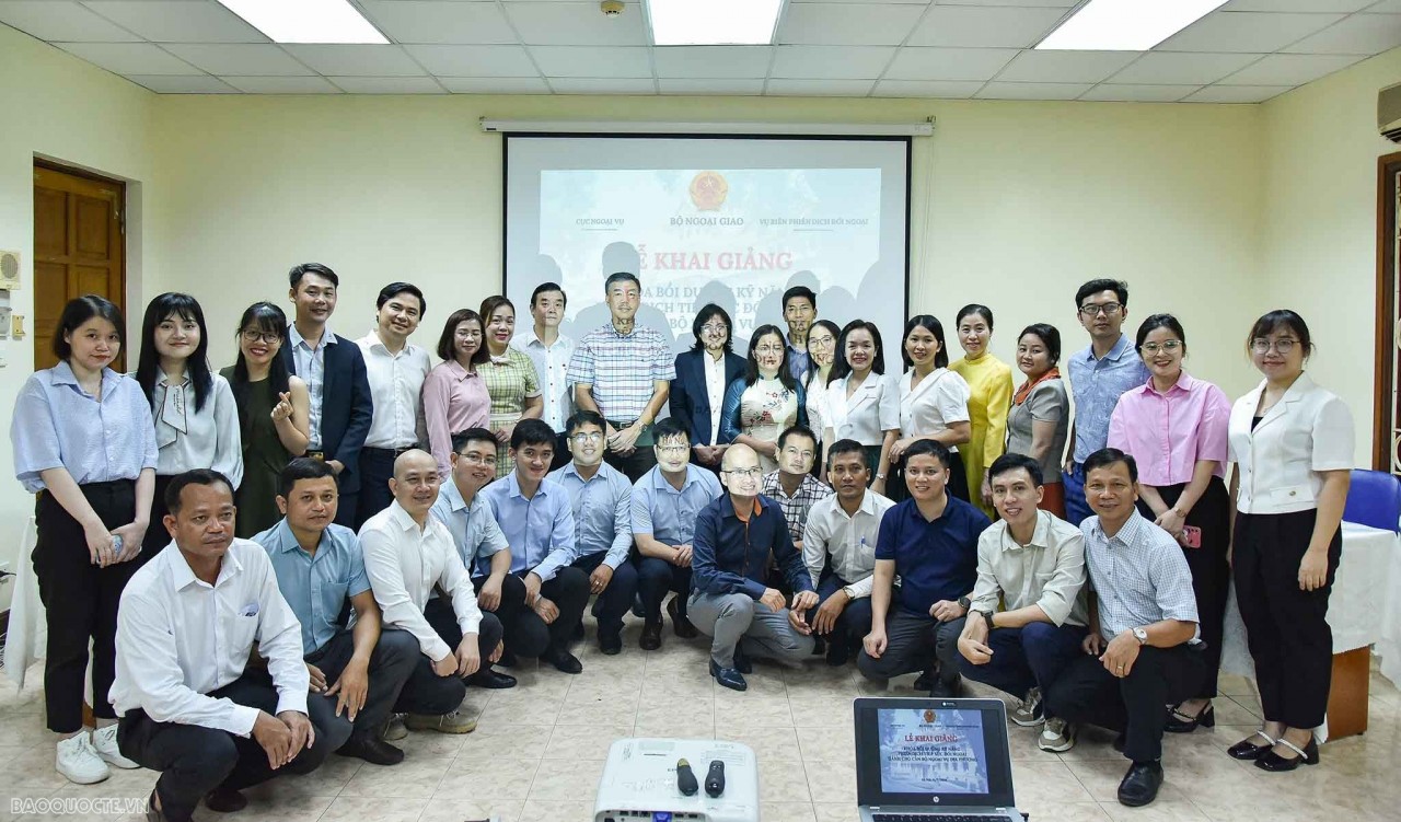 Khai giảng Khóa học kỹ năng phiên dịch tiếp xúc đối ngoại cho cán bộ ngoại vụ địa phương