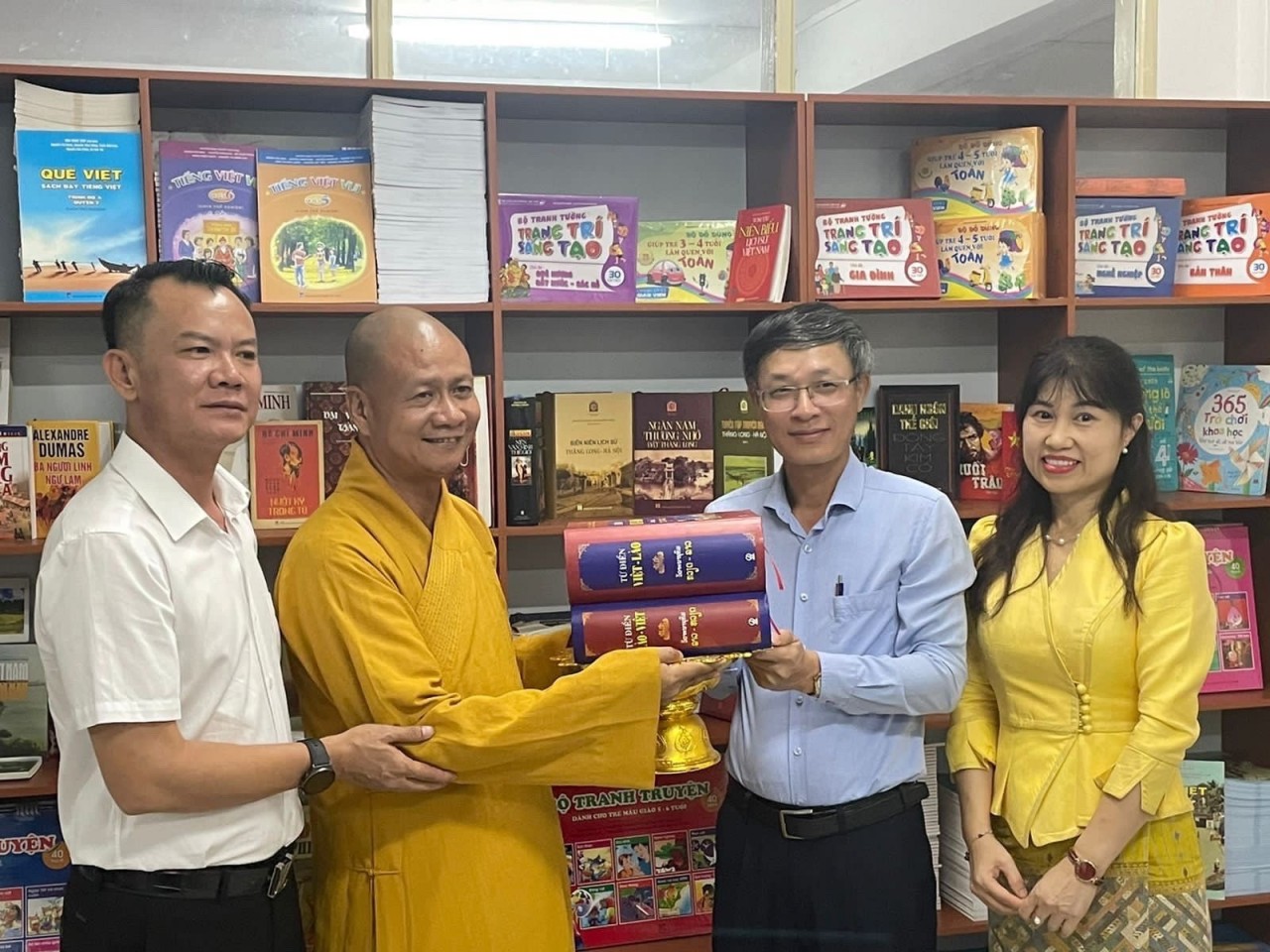 Khai giảng lớp tiếng Việt cho cộng đồng người Việt Nam tại Lào