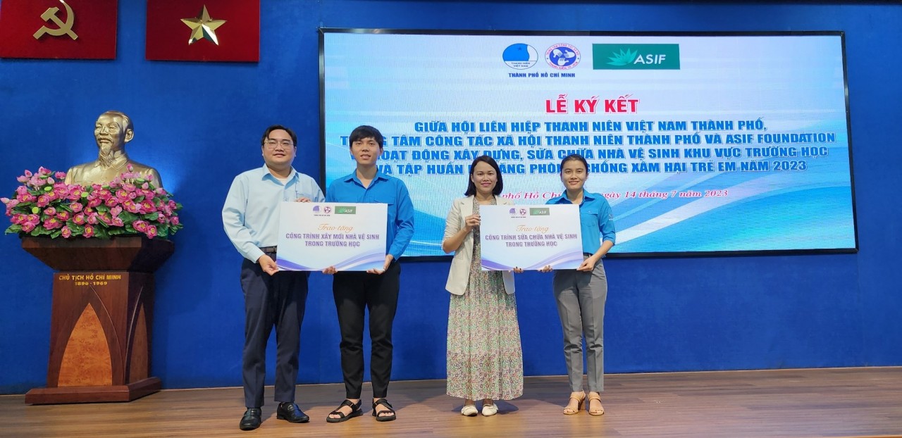 Ông Ngô Minh Hải (trái) – Phó Bí thư Thường trực Thành đoàn, Chủ tịch Hội Liên hiệp Thanh niên Việt Nam TP. Hồ Chí Minh và bà Lâm Ngọc Thảo - Giám đốc Điều hành ASIF Foundation trao bảng tài trợ cho các đơn vị thụ hưởng dự án (Ảnh: Nguyễn Thuận) 