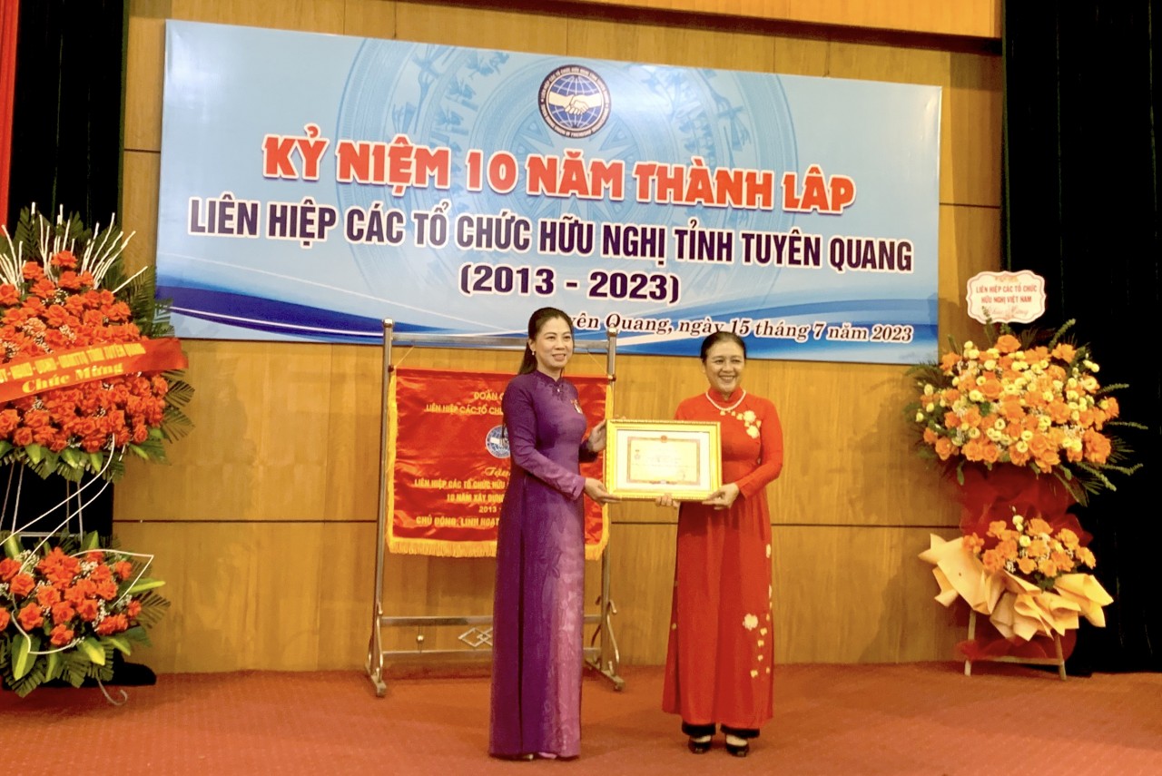 Đại sứ Nguyễn Phương Nga, Chủ tịch Liên hiệp các tổ chức hữu nghị Việt Nam trao Kỷ niệm chương Vì hòa bình, hữu nghị giữa các dân tộc cho bà Lê Thị Kim Dung, Phó Bí thư Thường trực Tỉnh ủy, Chủ tịch HĐND tỉnh Tuyên Quang.