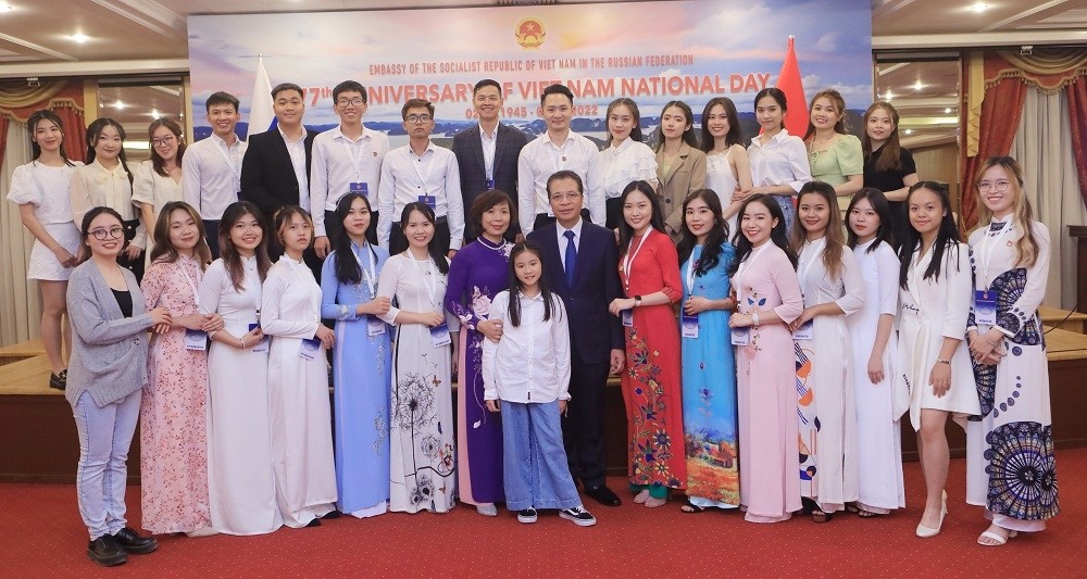 Bài 3: Những "sứ giả" đưa Áo dài ra thế giới