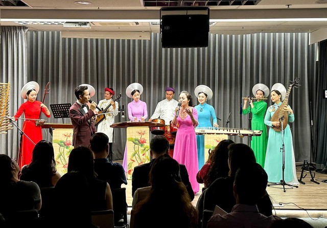 Song tấu piano và nhạc cụ tre nứa truyền thống Việt tại Singapore