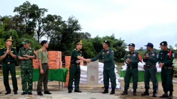Đắk Lắk trao tặng lương thực, thực phẩm cho lực lượng bảo vệ biên giới tỉnh Mondulkiri, Campuchia