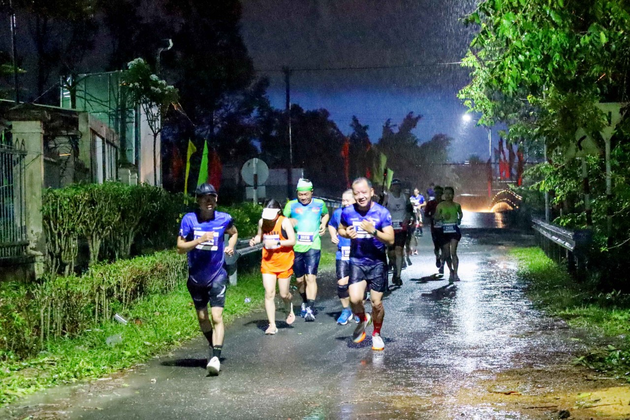 Hậu Giang: Hơn 9.000 người đội mưa chinh phục cung đường ấn tượng miền Tây sông nước Hậu Giang: Hơn 9.000 người đội mưa chinh phục cung đường ấn tượng miền Tây sông nước
