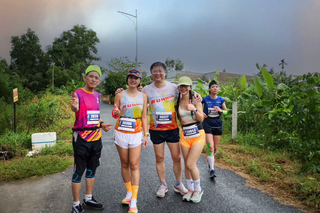 Hậu Giang: Hơn 9.000 người đội mưa chinh phục cung đường ấn tượng miền Tây sông nước Hậu Giang: Hơn 9.000 người đội mưa chinh phục cung đường ấn tượng miền Tây sông nước