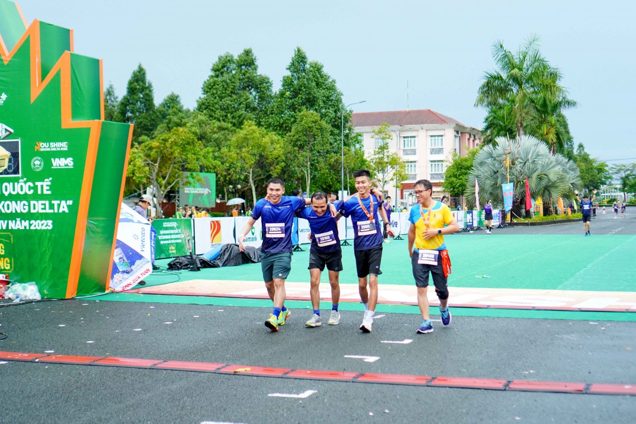 Hậu Giang: Hơn 9.000 người đội mưa chinh phục cung đường ấn tượng miền Tây sông nước Hậu Giang: Hơn 9.000 người đội mưa chinh phục cung đường ấn tượng miền Tây sông nước