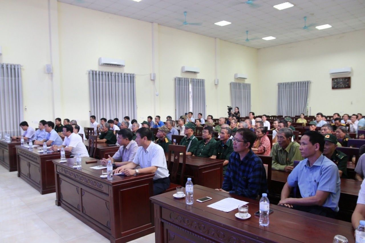 Tổng Công ty Phát điện 1 trao 200 phần quà cho các gia đình chính sách, hỗ trợ kinh phí xây nhà bán trú tại Tương Dương