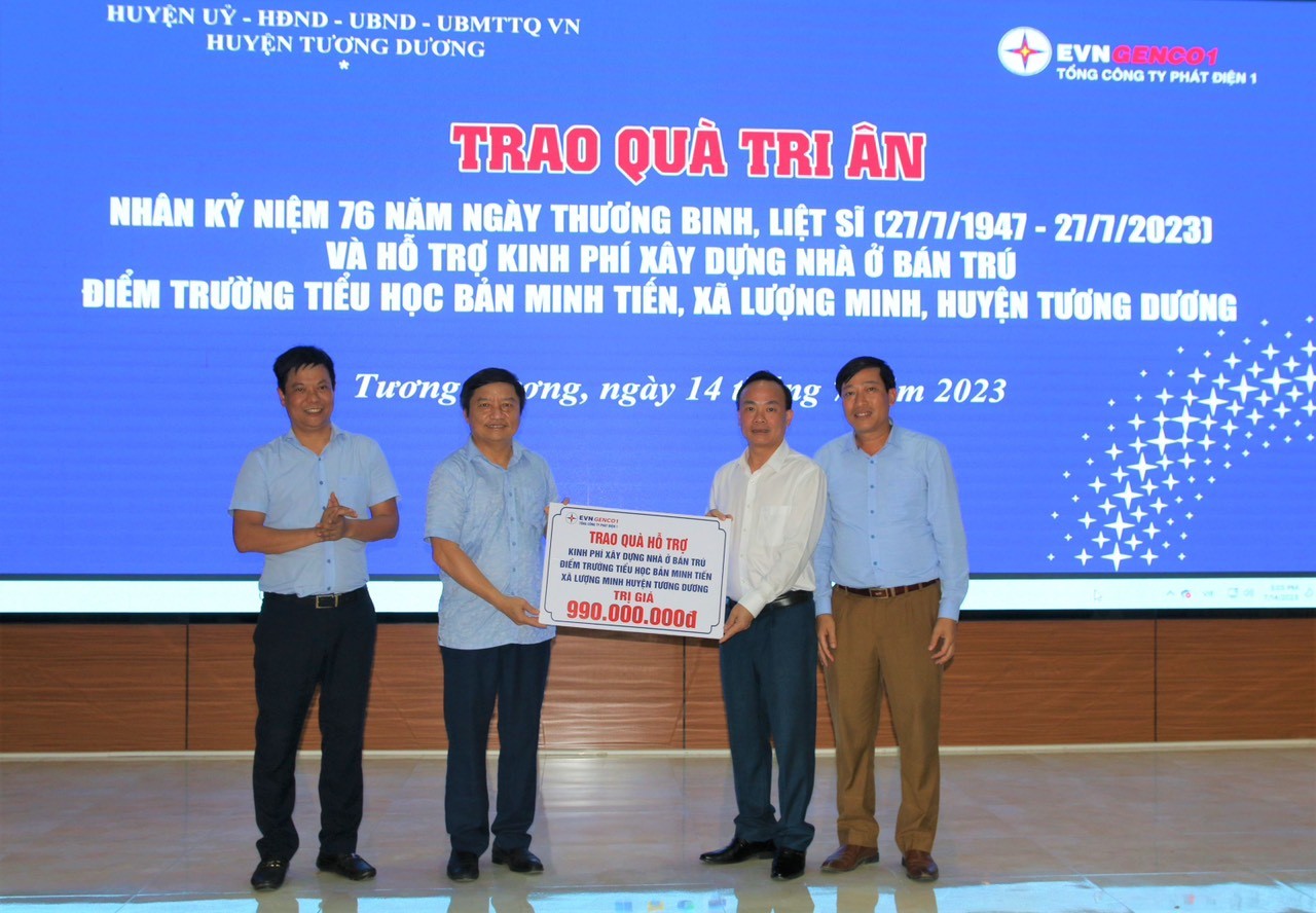 Tổng Công ty Phát điện 1 trao 200 phần quà cho các gia đình chính sách, hỗ trợ kinh phí xây nhà bán trú tại Tương Dương
