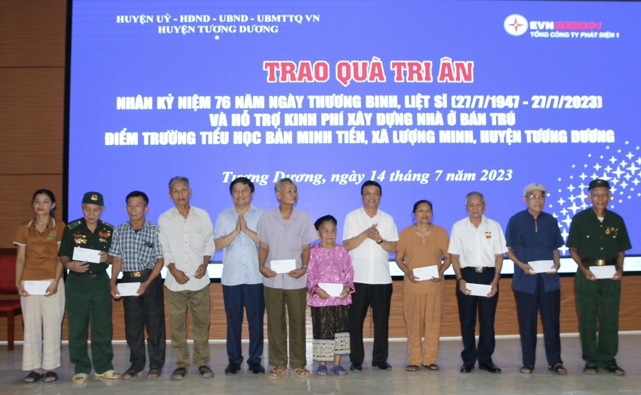 Tổng Công ty Phát điện 1 trao 200 phần quà cho các gia đình chính sách, hỗ trợ kinh phí xây nhà bán trú tại Tương Dương