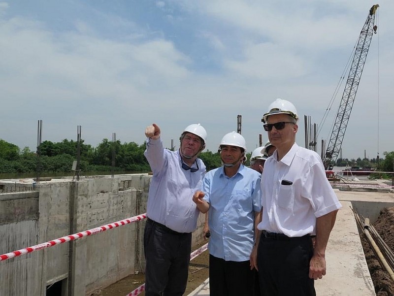 Đại sứ Pháp Nicolas Warnery đã đi thăm tỉnh Ninh Bình và công trình âu thuyền Kim Đài, do Cơ quan Phát triển Pháp AFD tài trợ với số vốn lên đến 19,2 triệu euros. Dự án này giúp địa phương ngăn chặn hiệu quả xâm nhập mặn và thích nghi với ảnh hưởng của biến đổi khí hậu (Ảnh: Đại sứ quán Pháp tại Việt Nam).