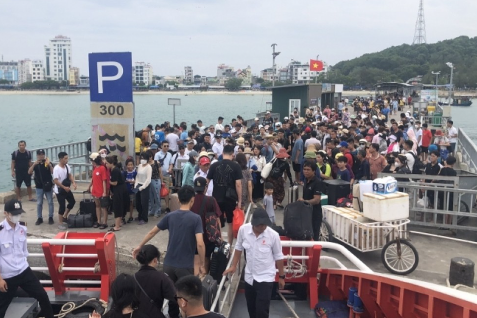 hơn 340 du khách đã được bố trí nghỉ ngơi ở các cơ sở lưu trú an toàn.