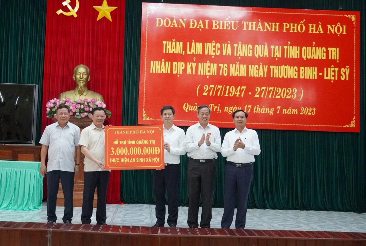 TP. Hà Nội đã trao tặng 3 tỉ đồng cho tỉnh Quảng Trị thực hiện các hoạt động an sinh xã hội