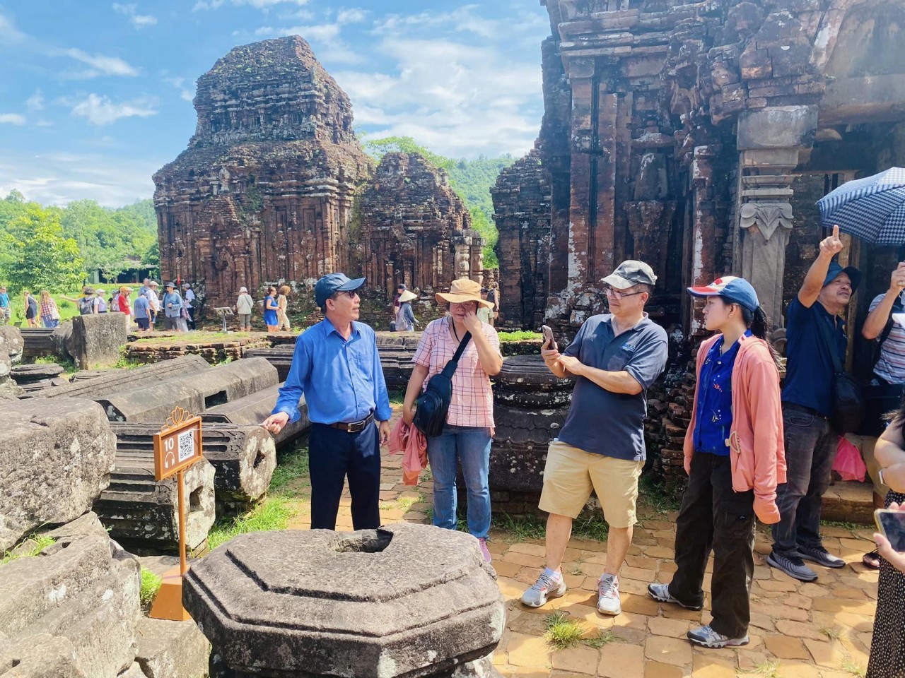 Du khách nước ngoài tìm hiểu về Thánh địa Mỹ Sơn qua 'Thuyết minh đa ngôn ngữ - Audio Guide'